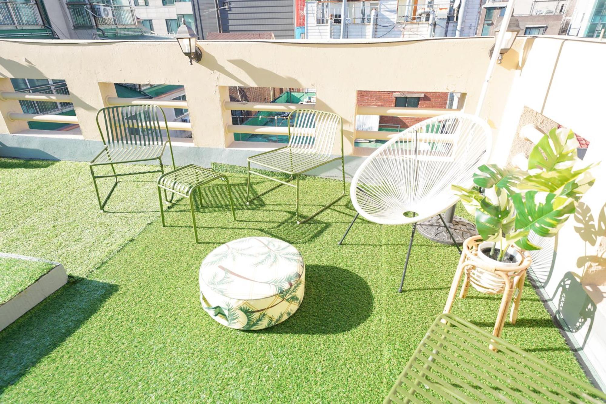 Hongik Univ Station Romantic Rooftop-house Apartment *