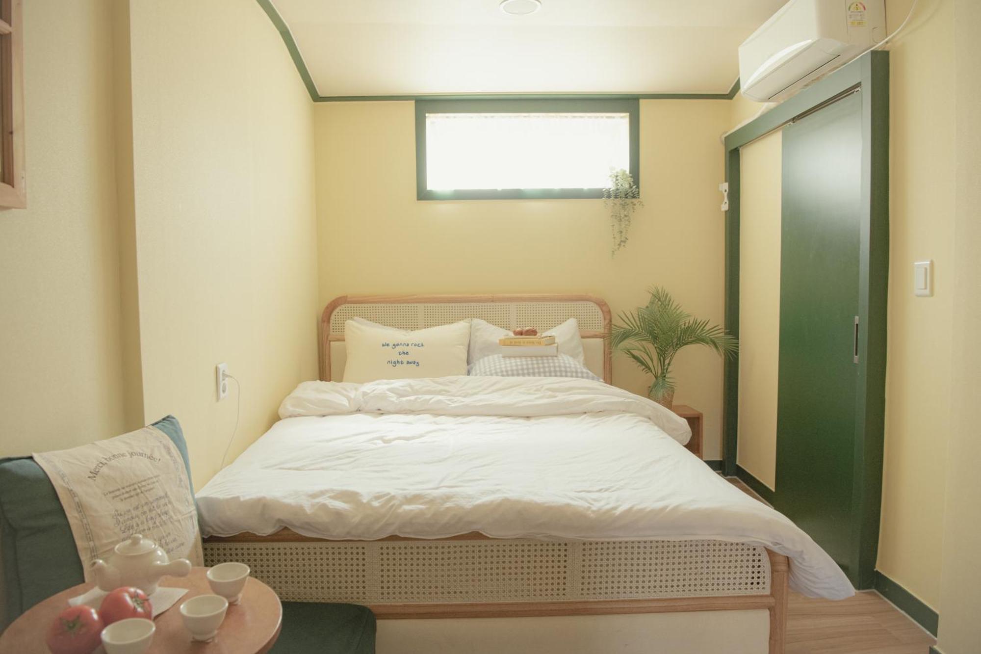 Hongik Univ Station Romantic Rooftop-house Seoul